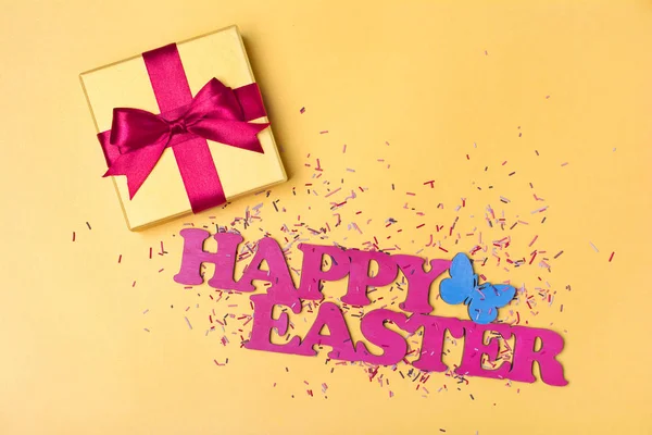 Draufsicht Auf Rosa Text Von Glücklichen Ostern Und Goldene Geschenkbox — Stockfoto