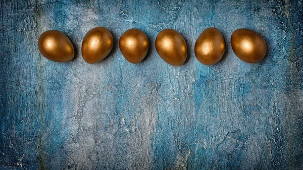 Top View Shiny Painted Golden Eggs Simbol Easter Blue Concrete — Stock Photo, Image