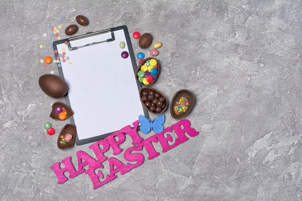 Makett Üres Fehér Papírlap Vágólap Boldog Húsvéti Csokoládé Hagyományos Tojás — Stock Fotó