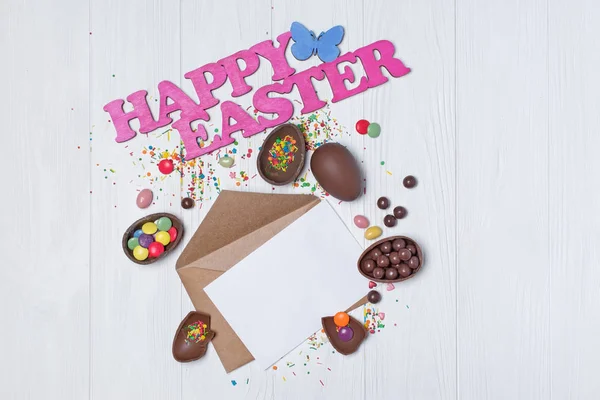 Makett Kraft Boríték Üres Fehér Kártya Boldog Húsvéti Csokoládé Hagyományos — Stock Fotó