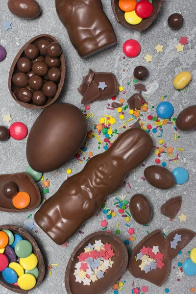 Ovanifrån Choklad Traditionella Påskägg Och Kaninen Med Ljusa Färgglada Dragee — Stockfoto