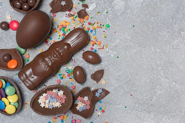 Ovanifrån Choklad Traditionella Påskägg Och Kaninen Med Ljusa Färgglada Dragee — Stockfoto