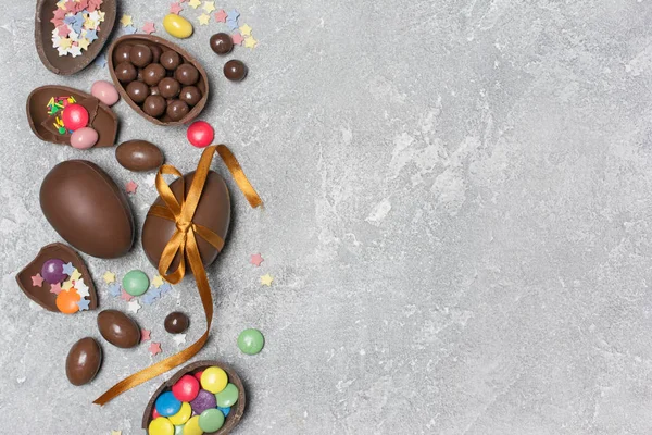 Ovanifrån Choklad Traditionella Påskägg Med Ljusa Färgglada Dragee Och Socker — Stockfoto