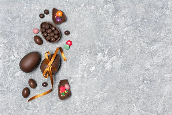 Ovanifrån Choklad Traditionella Påskägg Med Färgglada Dragee Grå Betong Bakgrund — Stockfoto