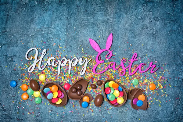 Boldog Húsvéti Hagyományos Csokitojás Sprinkles Pékség Másol Hely Kék Beton — Stock Fotó