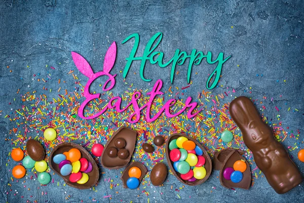 Boldog Húsvéti Csokitojás Hagyományos Nyuszi Sprinkles Pékség Kék Beton Alapon — Stock Fotó