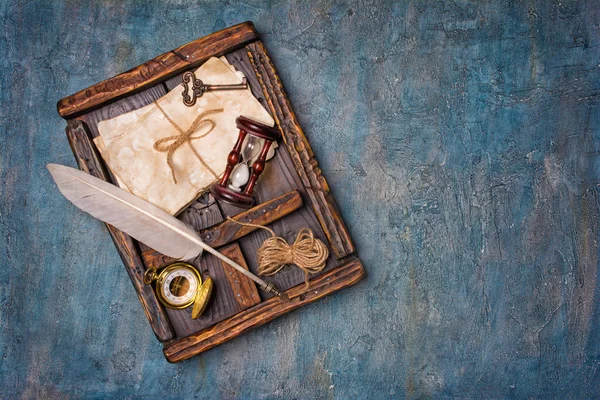 Vista Dall Alto Vecchio Mazzo Lettere Ingiallite Con Orologio Tasca — Foto Stock