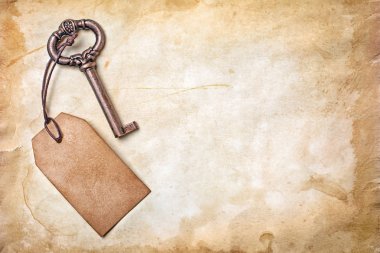 Sahte kopya alanı sararmış kağıt zemin üzerine temiz etiketi yukarı ile Vintage anahtar
