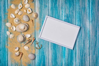 Mock-up deniz ve kum mavi ahşap arka plan üzerinde fotoğraf çerçevesi üzerinde Üstten Görünüm