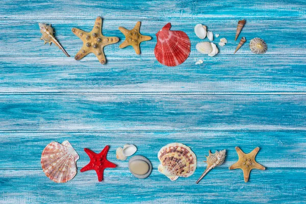 Вид Сверху Морских Звезд Морей Синем Деревянном Фоне Концепция Отдыха — стоковое фото