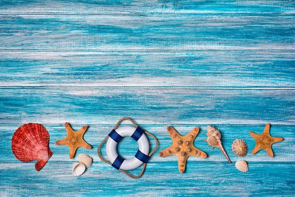 Vista Superior Sobre Estrelas Mar Conchas Fundo Madeira Azul Como — Fotografia de Stock