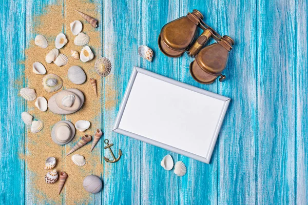 Mock-up vintage dürbün ve deniz kum ve mavi ahşap arka plan üzerinde beyaz fotoğraf çerçevesi üzerinde Üstten Görünüm