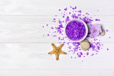 Menekşe çiçeği, denizyıldızı ve beyaz taşlar ile spa için aromalı mor deniz tuzu kristalleri
