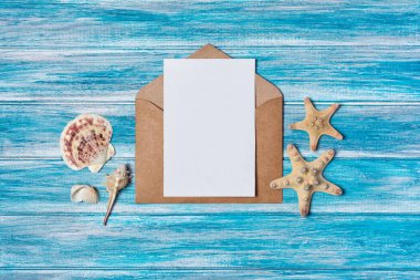 Denizyıldızı ve deniz kabukları ile fotoğraf veya yazı için beyaz kağıt kart mock up