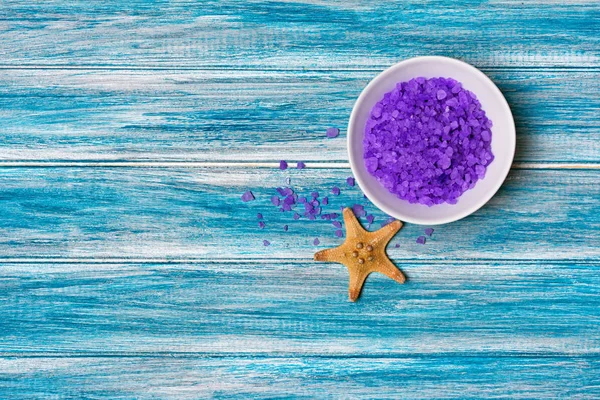 Cristais de sal marinho de lavanda aromatizada para banho com estrela-do-mar em azul — Fotografia de Stock
