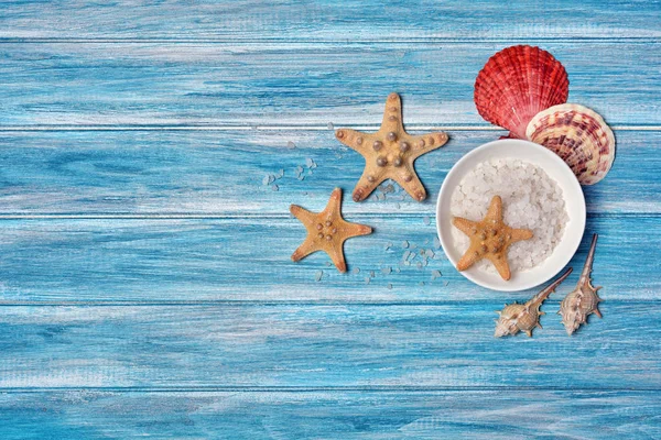 Cristales de sal marina para baño con estrellas de mar y conchas de mar en azul — Foto de Stock