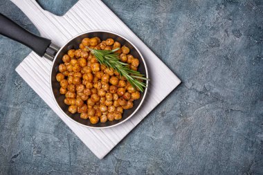 Biberiye ile tavada kavrulmuş tuzlu ve baharatlı nohut