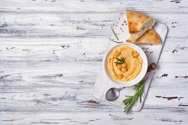 Biberiye ve pide ekmek baharat ile geleneksel ev yapımı nohut humus snack