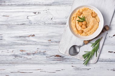 Biberiye baharatı ile geleneksel ev yapımı nohut humus çerez