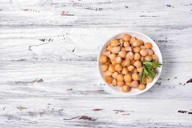 Biberiye baharatı ile beyaz kapta pişmiş nohut