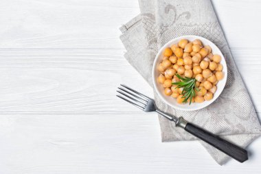 Biberiye baharatı ile beyaz kapta pişmiş nohut