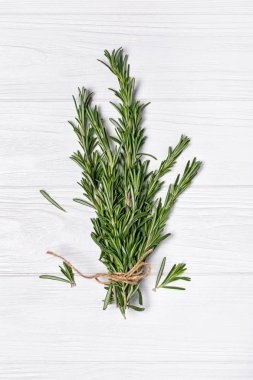 Beyaz taze biberiye baharatı