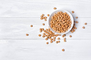 Beyaz kapta pişmemiş nohut