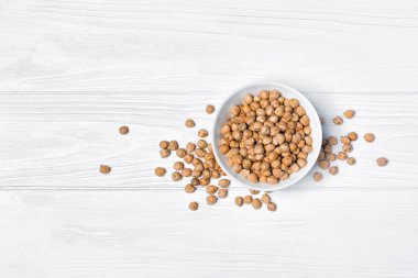 Beyaz kapta pişmemiş nohut