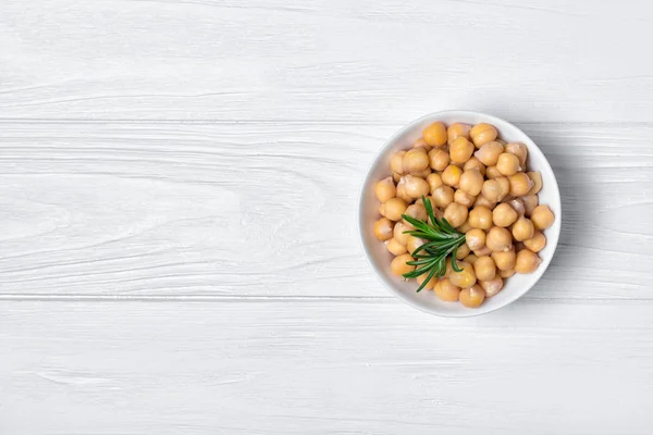 Garbanzos cocidos en tazón blanco con especias de romero —  Fotos de Stock