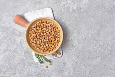 Kil pişirme çanak biberiye ile kavrulmuş tuzlu ve baharatlı nohut