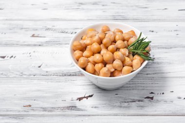 Biberiye baharatı ile beyaz kapta pişmiş nohut