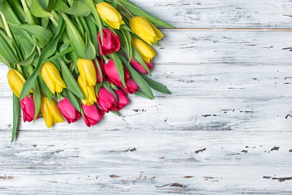 Beau bouquet de tulipes fraîches jaunes et roses sur blanc — Photo