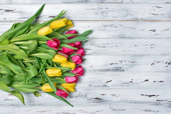 Beau bouquet de tulipes fraîches jaunes et roses sur blanc — Photo