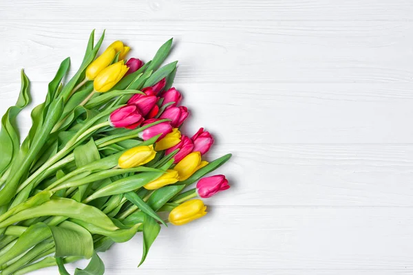 Beau bouquet de tulipes fraîches jaunes et roses sur blanc — Photo