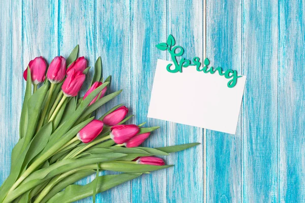 Top view on spring pink tulips bouquet with mockup of greeting card — Stock Photo, Image