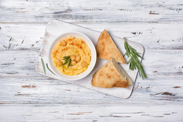 ローズマリーとピッタパンのスパイスを添えた伝統的な自家製ひよこ豆フムススナック — ストック写真