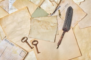 Vintage kompozisyon ile demet eski harfler ve tüy kalem