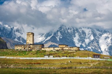 Bulutlu gökyüzü ile Kafkas dağlarının güzel manzara