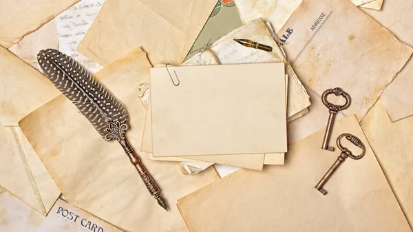 Vintage skład z kilka starych listów i wieczne pióro — Zdjęcie stockowe