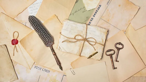 Vintage sammansättning med gäng gamla brev och quill pen — Stockfoto