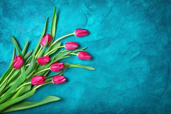 Piękny bukiet świeżych róż tulipany na turkusowy — Zdjęcie stockowe
