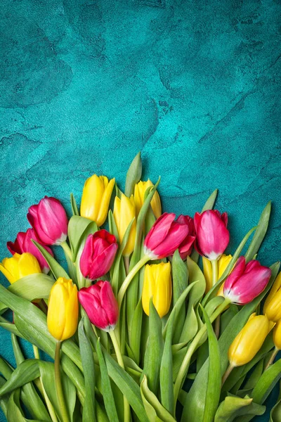 Beau bouquet de tulipes fraîches jaunes et roses — Photo