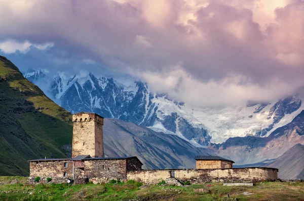 Krásná krajina kavkazské hory s oblohou — Stock fotografie