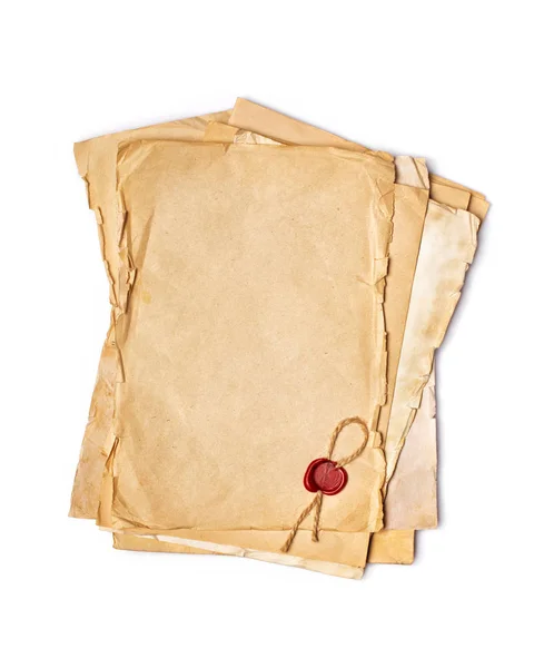 Falsificazione di vecchie carte vuote ingiallite vintage con sigillo di cera rossa — Foto Stock
