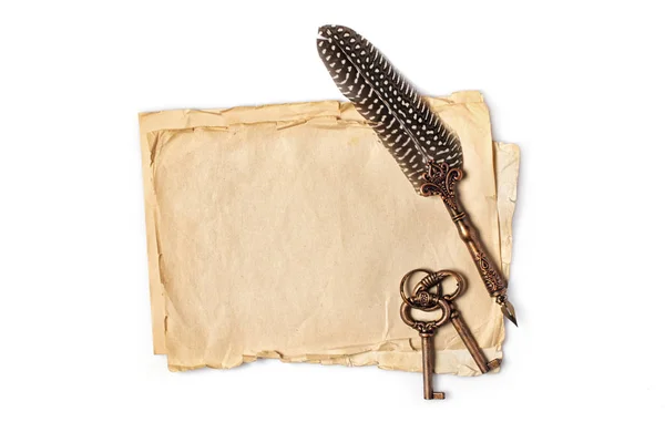 Vintage sammansättning av papper ark med Quill penna och retro nycklar — Stockfoto