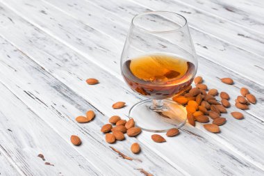 Tadım için güçlü alkollü içecek amaretto likör