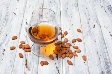 Tadım için güçlü alkollü içecek amaretto likör