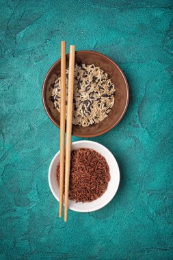 Çin çubukları ile siyah, beyaz ve kahverengi veya kırmızı pirinç ile Bowls