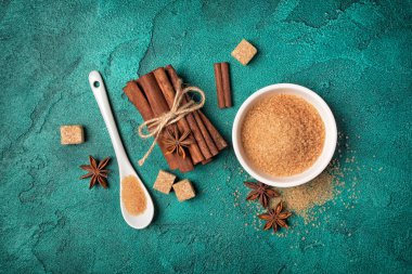 Kahverengi baston toz ve küpler şeker beyaz kase baharat ile