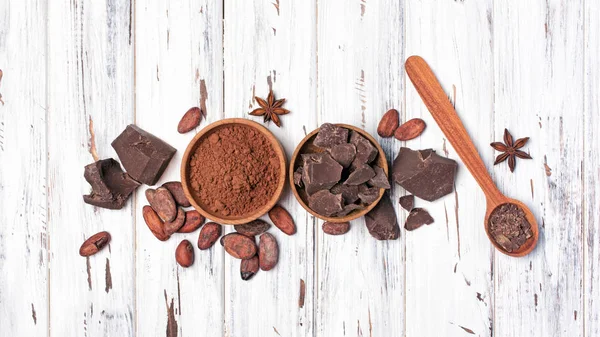 Widok z góry na kawałki czekolady z ziaren kakaowca i proszku do cukierni — Zdjęcie stockowe